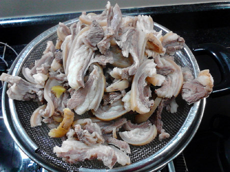 酸菜炖羊肉,待血沫出尽后，捞出羊肉
