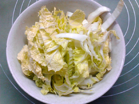 酸菜炖羊肉,大白菜洗净，切成丝。