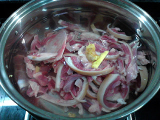 酸菜炖羊肉,将羊肉和姜片一起放入锅中，加入清水，置火上，大火煮沸。