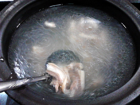 酸菜炖羊肉,在砂锅中倒入适量清水，放入焯水后的羊肉和姜片，