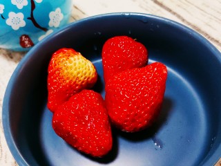 芒果草莓西米露奶茶,准备四颗草莓