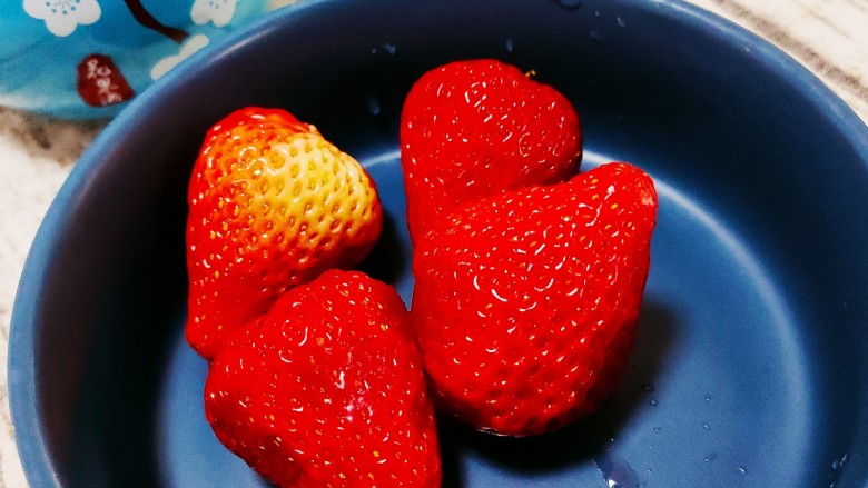 芒果草莓西米露奶茶,准备四颗<a style='color:red;display:inline-block;' href='/shicai/ 592'>草莓</a>