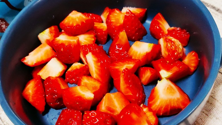 芒果草莓西米露奶茶,切成丁状