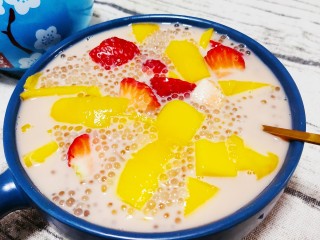 芒果草莓西米露奶茶,冷却后倒入水果中