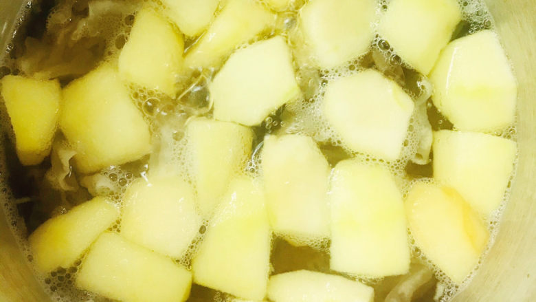 苹果银耳红枣汤,煮至冰糖完全溶化
