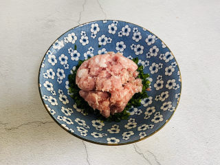 韭菜猪肉馅水饺,取一个大碗放入韭菜和猪肉馅