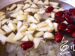 苹果银耳红枣汤,食材放入锅中，添加适量清水