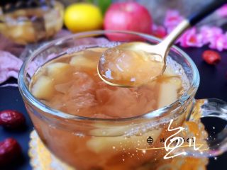 苹果银耳红枣汤,甜甜的，开喝吧