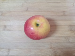 苹果银耳红枣汤,取一个苹果洗干净。