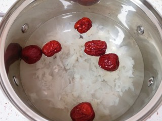 苹果银耳红枣汤,将银耳和红枣一起放进锅里，加入纯净水。