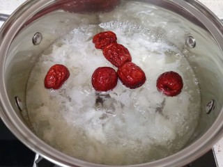 苹果银耳红枣汤,烧开以后中小火煮20分钟。
