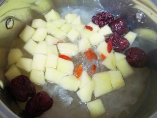 苹果银耳红枣汤,枸杞用水冲洗一下，5分钟之后下入锅里。