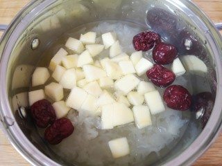 苹果银耳红枣汤,放入锅里，和银耳红枣一起煮5分钟。