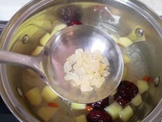 苹果银耳红枣汤,加入黄冰糖。