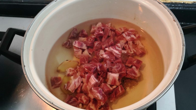 杏鲍菇炒牛肉,把浸泡好的牛肉，冲洗一边，倒入锅中，大火烧煮，煮开，小火焖30分钟