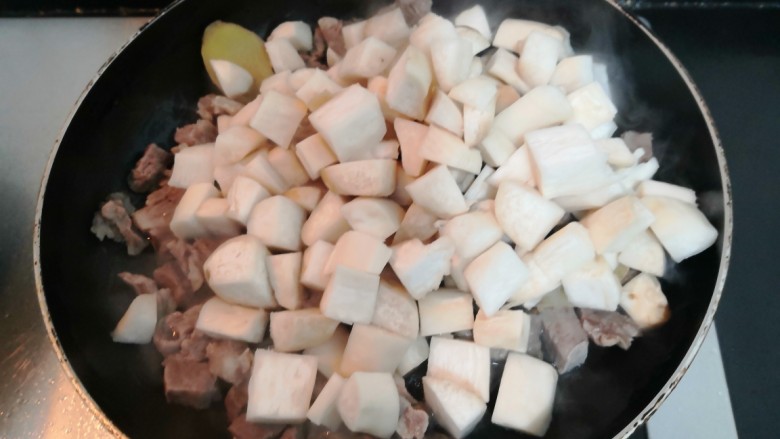 杏鲍菇炒牛肉,把杏鲍菇，倒入锅中，翻炒均匀