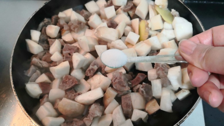 杏鲍菇炒牛肉,加入盐
