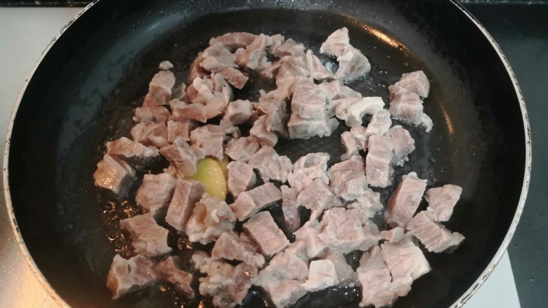 杏鲍菇炒牛肉,把牛肉粒，倒入锅中