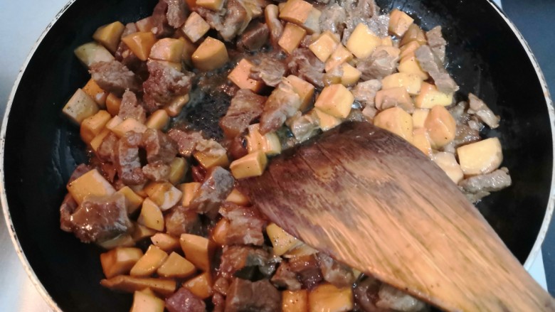 杏鲍菇炒牛肉,翻拌均匀，即可盛出