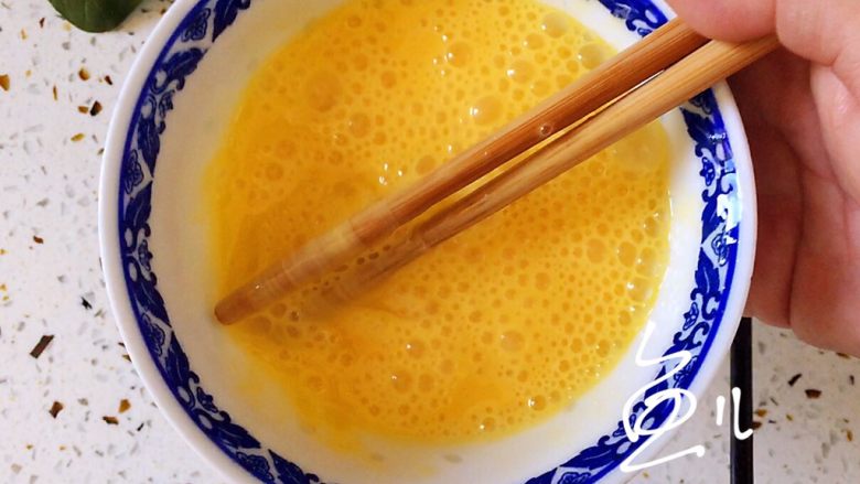 菠菜木耳炒鸡蛋,用筷子搅散