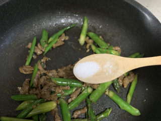芦笋炒牛肉,继续煸炒后加入适量的盐