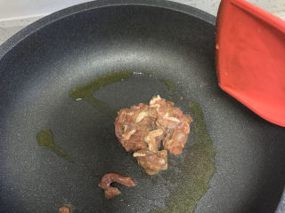 芦笋炒牛肉,油温热以后倒入腌好的牛肉