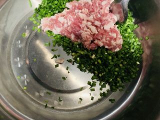 韭菜猪肉包子,韭菜和猪肉剁碎放入盆里。