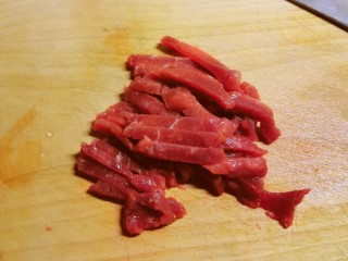 芦笋炒牛肉,牛肉切细条状