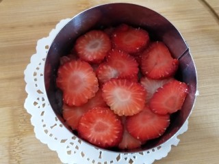 香芋塔塔,铺一层芋泥，铺草莓片