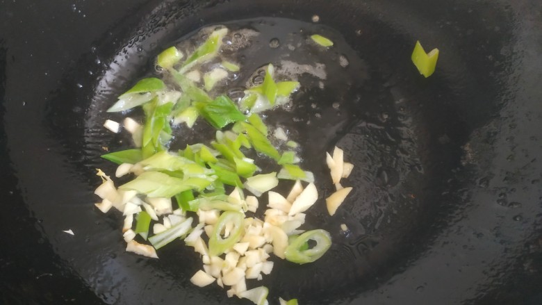 菠菜木耳炒鸡蛋,锅中剩放入少量植物油，爆香葱蒜
