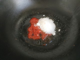 糖醋菠萝排骨,锅洗净，不需要放油，直接放入三勺番茄沙司，三勺糖，一勺醋