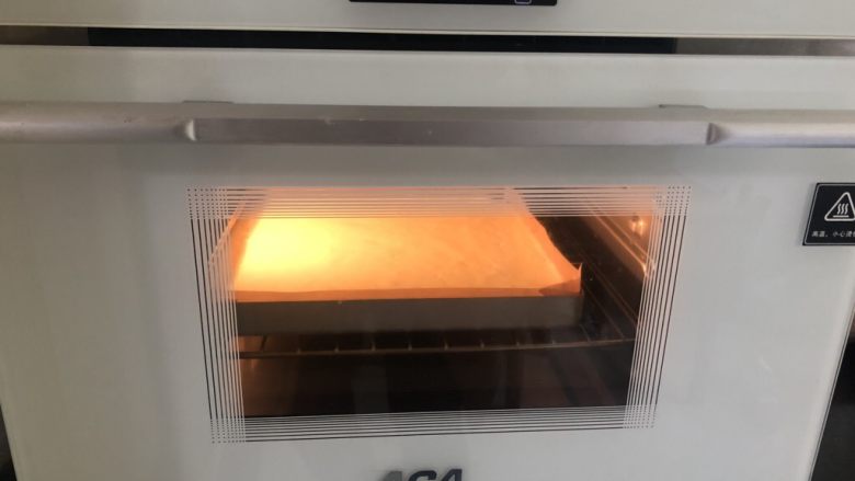 草莓夹心蛋糕片,摆入事先预约好的烤箱中，中下层190度烤16分钟，根据自家烤箱脾气改变温度和时间。
