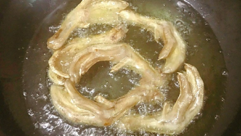 田螺鸭脚煲,锅中加入适量的油，把鸭脚炸至金黄，