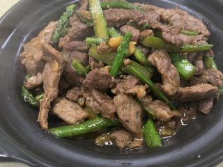 芦笋炒牛肉,收汁，出锅！超下饭的芦笋炒牛肉做好啦！
