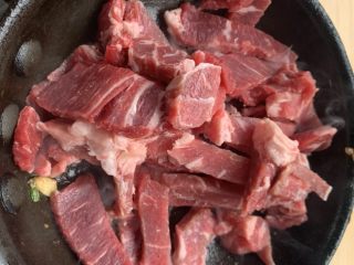 芦笋炒牛肉,下入切好的牛肉，加入盐胡椒