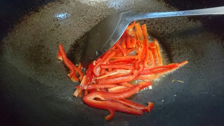 韭黄炒虾仁,先翻炒切好的红椒条