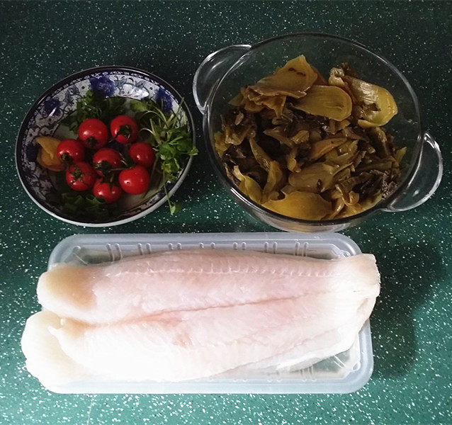 酸汤龙利鱼,准备好所有食材，酸菜洗净切好