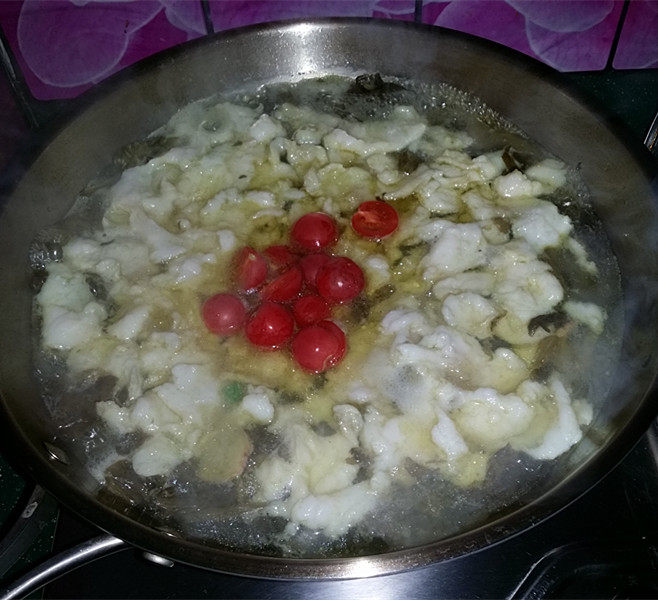 酸汤龙利鱼,待鱼片汤滚开后放入小番茄，增加酸爽味道