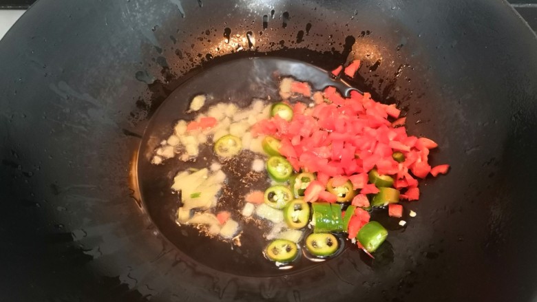 花蛤粉丝,热锅起油，倒入姜，青红椒