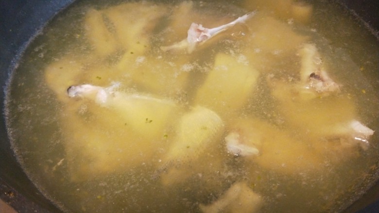 酸汤龙利鱼,烧开锅煮鱼骨捞出来备用。