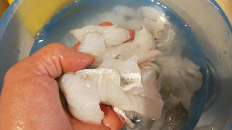 酸汤龙利鱼,鱼肉加入适量盐清洗鱼胶。