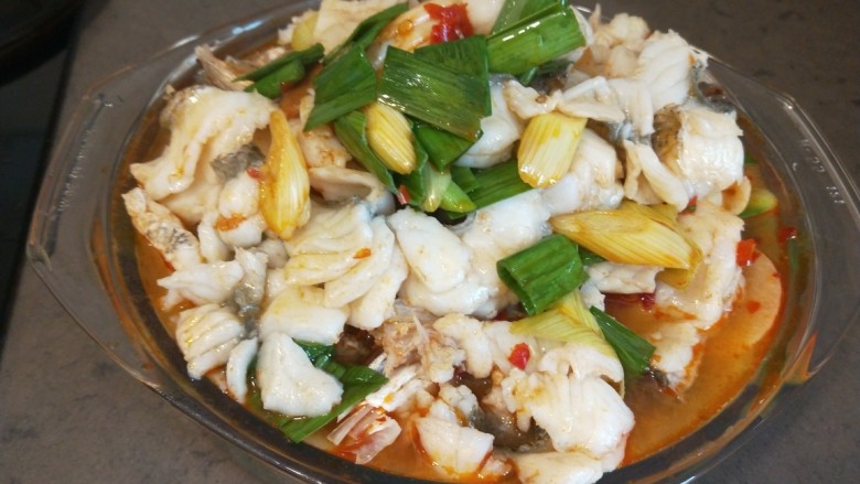 酸汤龙利鱼,连汤带鱼片一起倒入锅中。