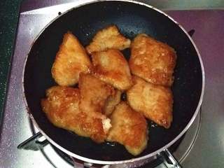 糖醋龙利鱼,中小火焖制2~3分钟，收汁后的鱼肉会更加鲜嫩入味