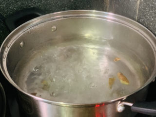爆炒田螺肉,锅里烧水，放姜和料酒；