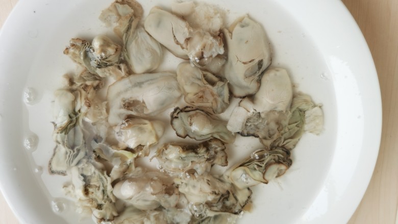 牡蛎炒蛋,牡蛎肉用清水冲洗一下，以免里面有细小的碎壳。