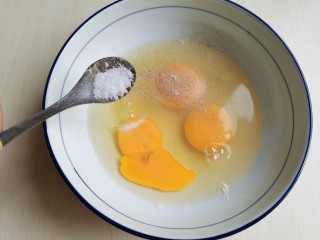 牡蛎炒蛋,加入少许的食盐和一点点白糖打散。