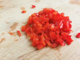 牡蛎炒蛋,红椒切成小碎丁。