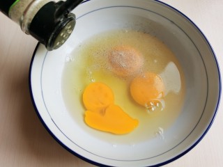 牡蛎炒蛋,鸡蛋打入碗里，加入少许的胡椒粉。