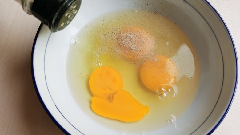 牡蛎炒蛋,<a style='color:red;display:inline-block;' href='/shicai/ 9'>鸡蛋</a>打入碗里，加入少许的胡椒粉。