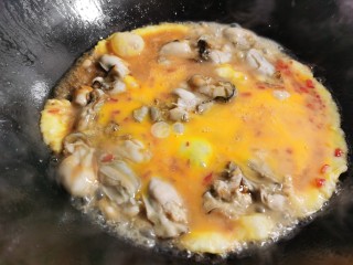 牡蛎炒蛋,倒入搅散的蛋液。